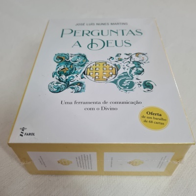 Caixa branca com texto e selo amarelo de jogo de cartas 'Perguntas a Deus'