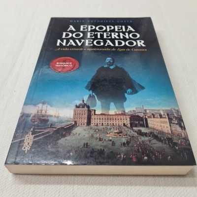 Capa de livro 'A Epopeia do Eterno Navegador' com imagem histórica e texto em português