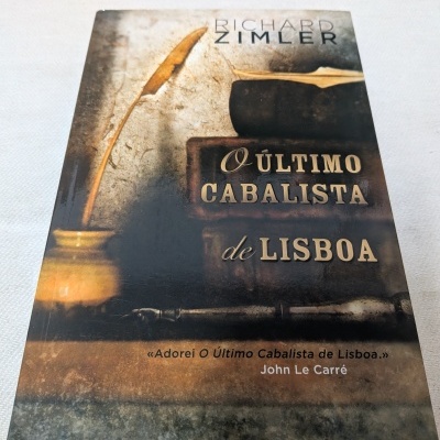 Capa do livro O ÚLTIMO CABALISTA de LISBOA de Richard Zimler com pena e livros antigos