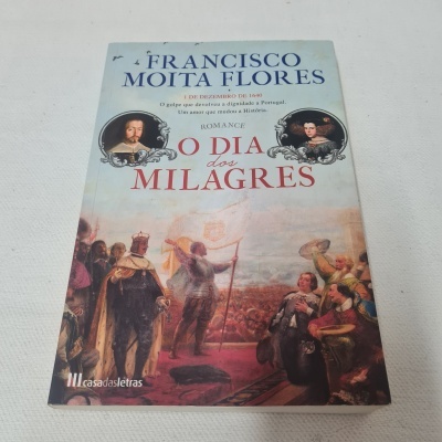 Capa do livro 'O DIA dos MILAGRES' de Francisco Moita Flores com ilustração histórica