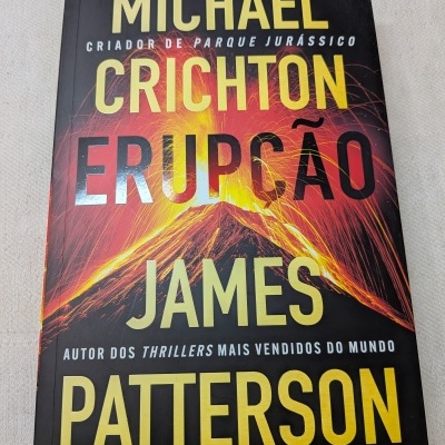 Livro Erupção de Michael Crichton e James Patterson com imagem de erupção vulcânica na capa