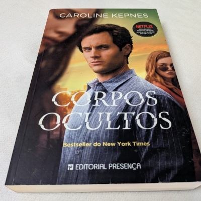 Livro Corpos Ocultos de Caroline Kepnes com capa ilustrada mostrando três pessoas.