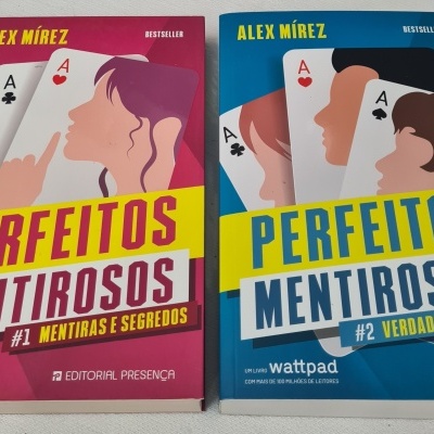 Dois livros 'Perfeitos Mentirosos' de Alex Mírez, capas vermelha e azul, subtítulos e ilustrações de perfis femininos com cartas Ás.
