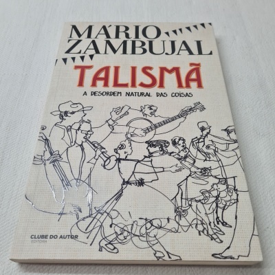 Capa de livro com título e desenho de pessoas a tocar instrumentos