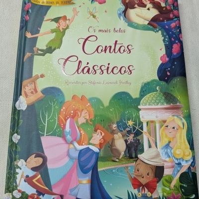 Livro ilustrado de contos clássicos com personagens de histórias infantis e natureza.