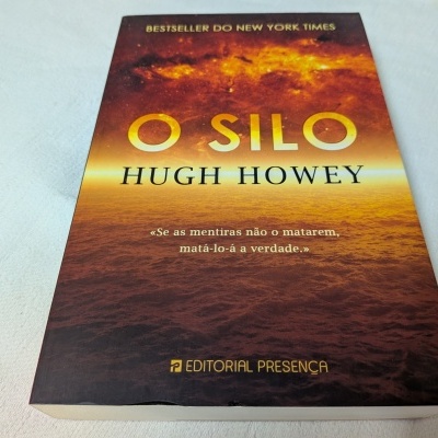 Capa do livro 'O Silo' de Hugh Howey com fundo em tons de fogo e texto em destaque