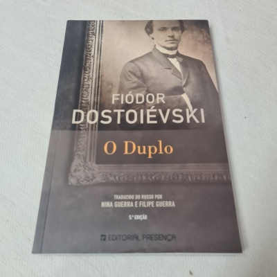 Capa do livro 'O Duplo' de Fiódor Dostoiévski com foto antiga em preto e branco.