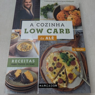 Capa do livro A COZINHA LOW CARB da ALÊ com fotos de pratos e imagem de autora