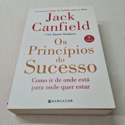 Livro 'Os Princípios do Sucesso' de Jack Canfield com capa branca e texto em vermelho e dourado.