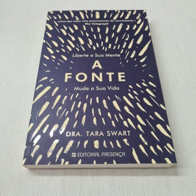 Capa de livro azul escura com texto e manchas douradas