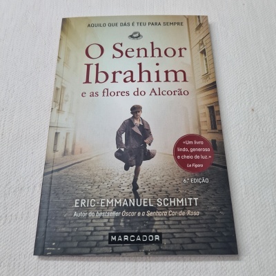 Capa de livro O Senhor Ibrahim com imagem de pessoa a caminhar na rua