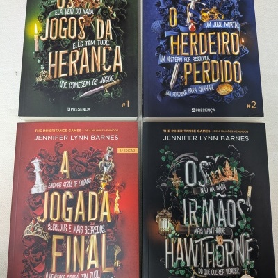 Quatro livros da coleção The Inheritance Games de Jennifer Lynn Barnes com capas coloridas