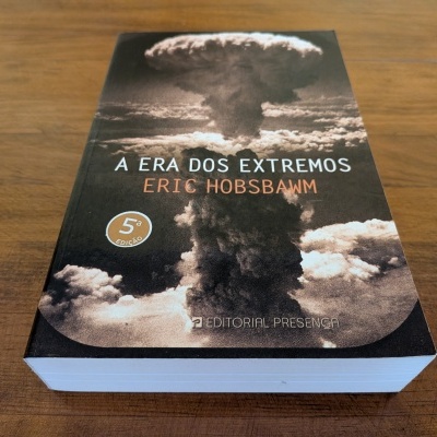 Livro A Era dos Extremos de Eric Hobsbawm com capa mostrando explosão nuclear
