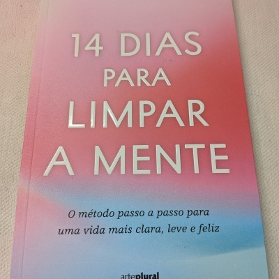 Capa de livro em gradiente rosa e azul com o título 14 DIAS PARA LIMPAR A MENTE