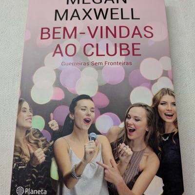 Capa de livro rosa com título e imagem de quatro mulheres sorrindo, uma com microfone