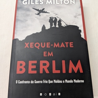 Capa do livro Xeque-Mate em Berlim com título, autor e ilustrações em silhueta.