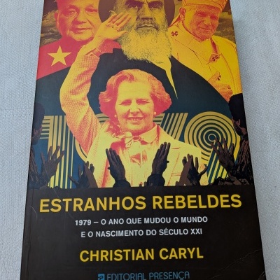 Capa do livro Estranhos Rebeldes com imagens ilustrativas e texto em vários tons.
