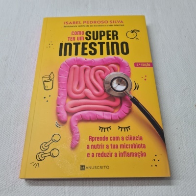 Capa de livro amarela com ilustração de intestino rosa e texto em português