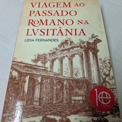 Capa de livro com título e ilustração de ruínas romanas em tons castanhos.