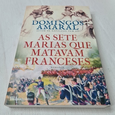 Capa do livro 'As Sete Marias Que Matavam Franceses' com ilustração de soldados em uniforme azul
