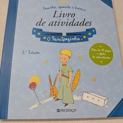 Livro de atividades O Principezinho com capa azul clara e ilustrações infantis