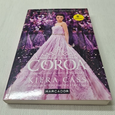 Capa de livro A Coroa de Kiara Cass com mulher de vestido cor-de-rosa
