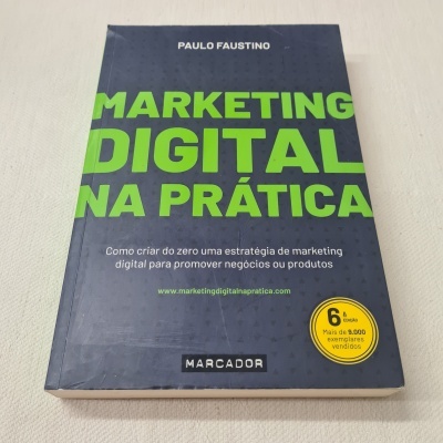 Capa de livro 'Marketing Digital na Prática' azul com texto verde e branco