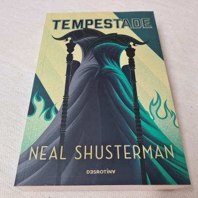 Capa do livro 'Tempestade' de Neal Shusterman com ilustração de figura encapuzada e foices.
