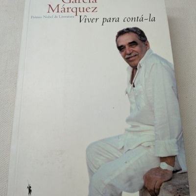 Capa do livro Viver para contá-la de Gabriel García Márquez com imagem do autor sentado e texto da editora Dom Quixote.