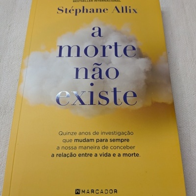 Capa de livro amarela com nuvem branca e texto azul e preto