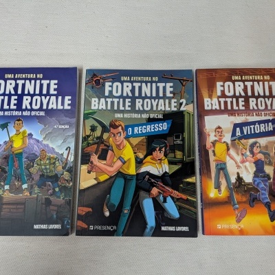 Conjunto de três livros Fortnite Battle Royale com capas ilustradas em cores variadas sobre um fundo branco.