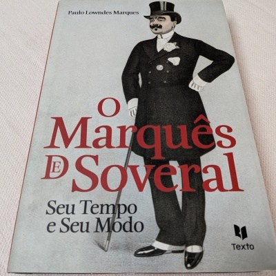 Capa de livro com ilustração de homem vestido formalmente e texto do título e autor.