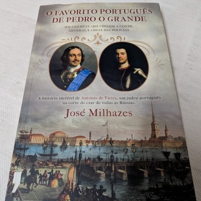 Capa de livro histórico com retratos e paisagem de cidade antiga