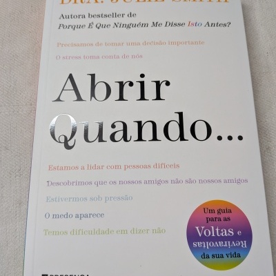 Capa de livro branco Abrir Quando... de Dra. Julie Smith com texto colorido e selo colorido