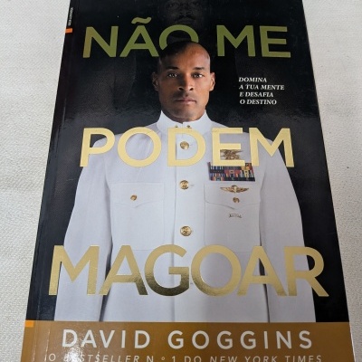 Capa de livro com homem em uniforme militar branco e texto em dourado e branco