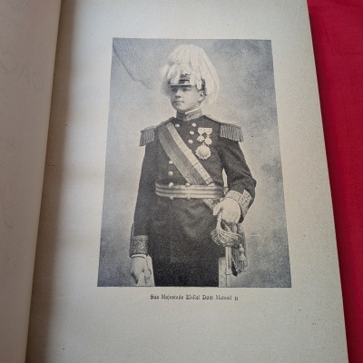 Fotografia antiga em livro mostrando homem com traje militar formal e chapéu com penacho