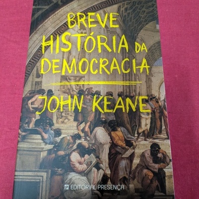 Capa de livro Breve História da Democracia de John Keane com pintura clássica em fundo castanho-bege
