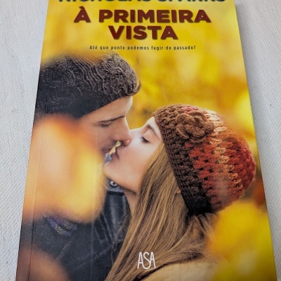 Capa do livro À Primeira Vista de Nicholas Sparks com casal a beijar na imagem