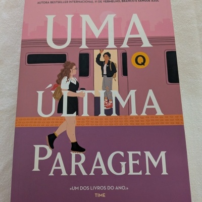 Capa do livro UMA ÚLTIMA PARAGEM de Casey McQuiston com ilustração de duas pessoas numa estação de metro
