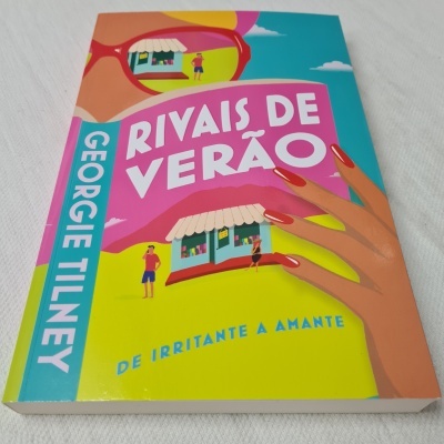 Capa de livro colorida com título 'Rivais de Verão' e autor Georgie Tilney.