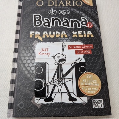 Capa de livro infantil preto com desenho de personagem e texto em português.