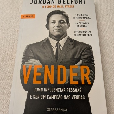 Capa do livro VENDER de Jordan Belfort com imagem do autor em fato e texto informativo.