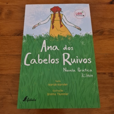 Capa do livro Ana dos Cabelos Ruivos com ilustração de menina e texto