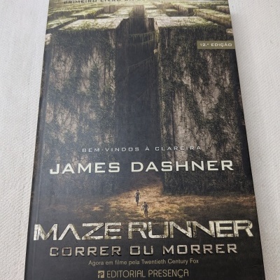 Capa do livro Maze Runner de James Dashner com texto em português e imagem de labirinto coberto de musgo