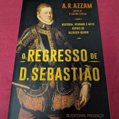Capa de livro com pintura histórica de homem com armadura e texto O REGRESSO DE D. SEBASTIÃO