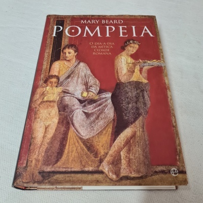 Capa de livro POMPEIA com figuras romanas e fundo vermelho