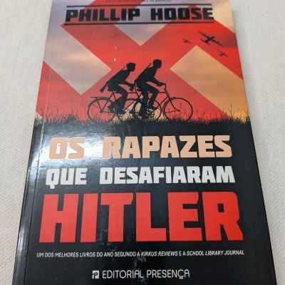 Capa do livro Os Rapazes que Desafiaram Hitler de Phillip Hoose com fundo preto, vermelho e silhuetas negras.