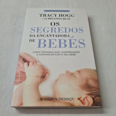 Capa de livro branco com bebé a dormir e texto