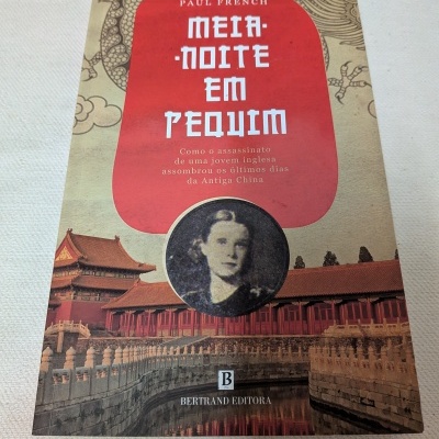 Capa de livro MEIA-NOITE EM PEQUIM de Paul French com foto de jovem e paisagem chinesa