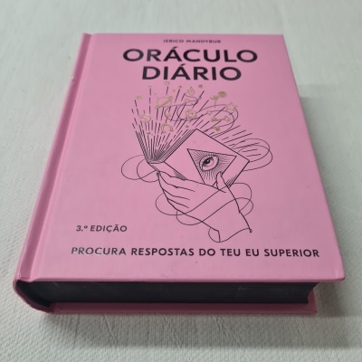 Livro rosa 'Oráculo Diário' com ilustração e texto em português
